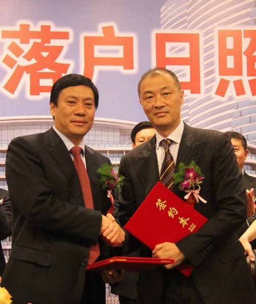 兴业集团董事长丁杰与喜达屋集团亚太区投资拓展副总裁张耀主代表合作双方签约
