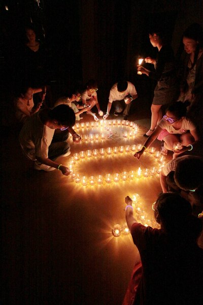 酒店人一起点起蜡烛