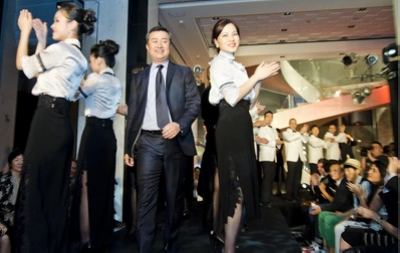 设计师 Masaru Mineo 与浦东四季酒店员工
