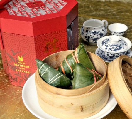 品粽子，赛龙舟。