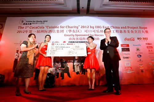 洲际酒店集团大中华区高级营运副总裁周卓瓴(右)向中国青基会教师培训中心行政部部长薛月月女士(左)捐赠此次活动的筹款