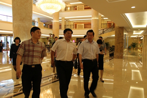国家体育总局宣传司张海峰(中)