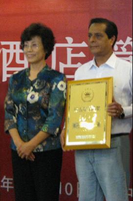 北京市旅游局副局长熊玉梅女士与汕头君华大酒店行政副总经理孙杰先生。
