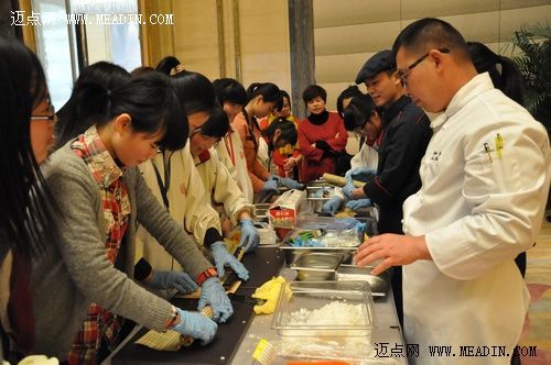 招聘会现场进行体验的学生们