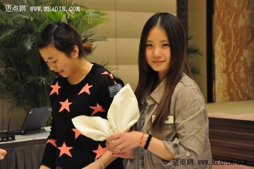 招聘会现场进行体验的学生们（美女哦）