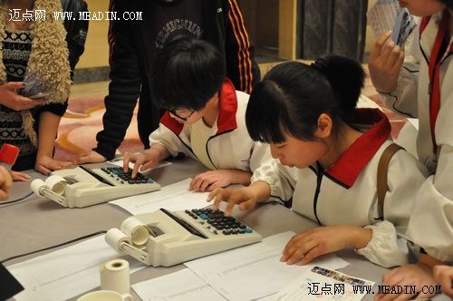 招聘会现场进行体验的学生们