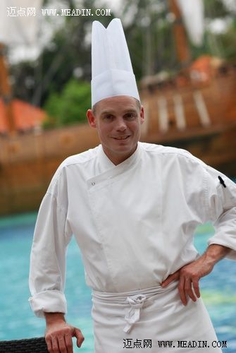 万代英先生为餐饮总监