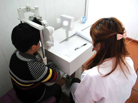 　学生在革新后的1.0视功能训练仪上做矫正练习