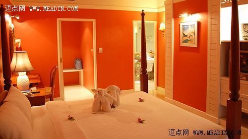How To Make Your Hotel Room Feel Like Home