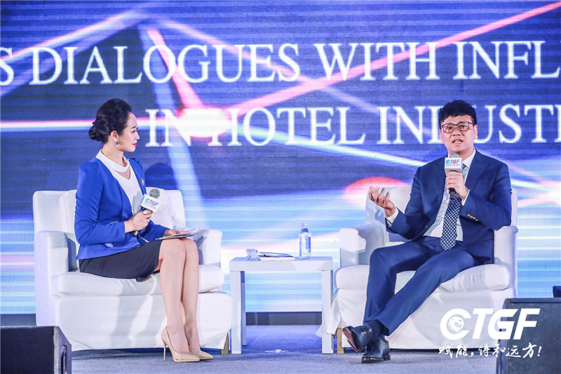 1 东呈国际集团创始人、董事长兼CEO程新华在第十九届中国文旅全球论坛“煮酒会英雄”环节对话.jpg