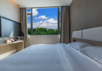 IU酒店五店齐开，逆势新生