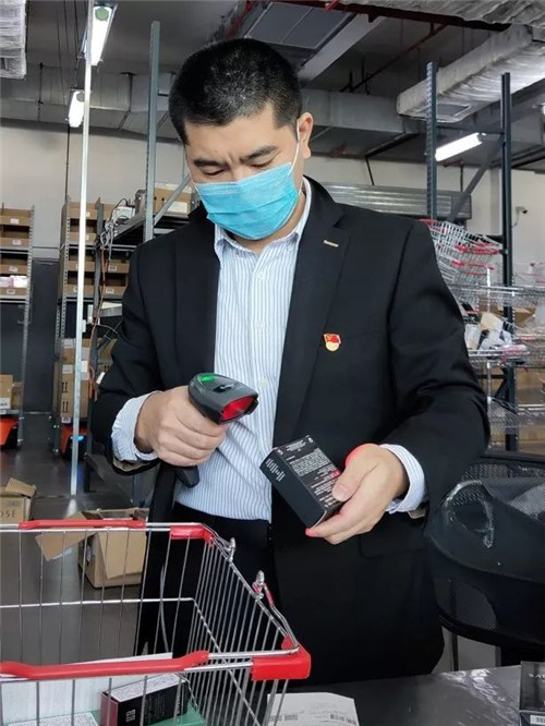 三亚国际免税城电子商务部运营经理徐亮连续加班成为三亚国际免税城的守“城”人.jpg
