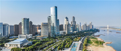 摄图网_501579265_wx_蓝天下的南昌赣江秋水广场（企业商用）.jpg