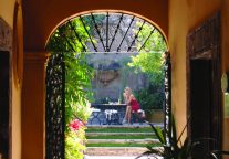 迈点译讯 | LVMH集团聘请Luxottica前CEO为酒旅业务主管