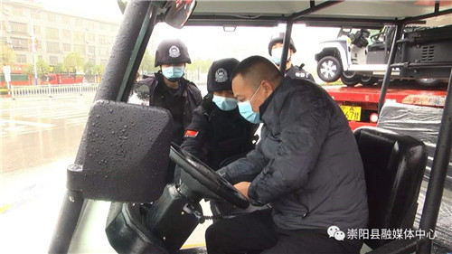 4 技术人员现场手把手指导干警们如何使用车辆.jpg