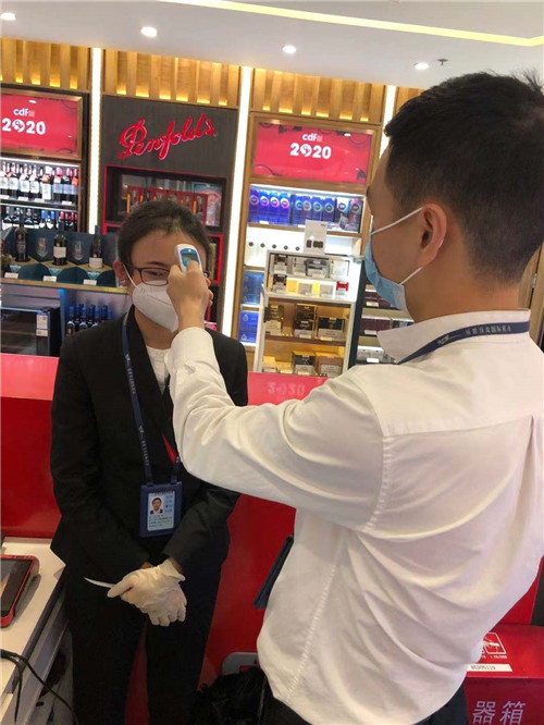 免税店每天对员工进行多次体温监测.jpg
