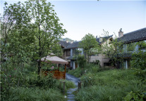 《妻子的浪漫旅行》入住同款——披上迷彩色，跌进“荒山与野岭”