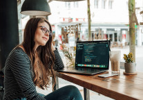 疯狂上涨的旅游股与艰难复苏的旅游业