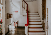 澳门前四个月，酒店及公寓的客房平均入住率为34.8%，同比下降57%