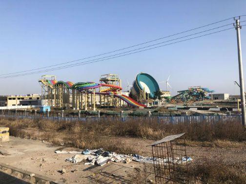 4.乐园工地内荒无人烟,可看见部分未完成搭建的游乐设施及散落的建材