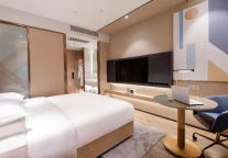 潮漫酒店：蓝色与原木色的客房设计，让你轻松睡个好觉