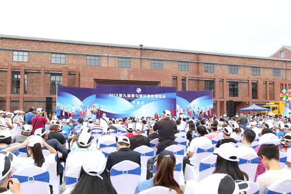 全球视觉盛宴！6000余幅摄影作品亮相都匀国际摄博会，掀起观展热潮