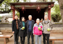 三孔景区浓浓重阳情：你陪我长大， 我陪你变老