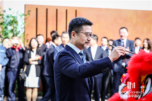 万达酒店及度假村总裁宁奇峰先生为醒狮点睛.jpg