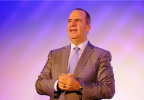 高接触和高科技——旅游顾问和消费者的旅行清单共识