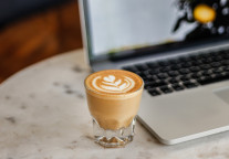 深圳一房东硬涨房租损失1000万   “空置率生死关”怎么熬