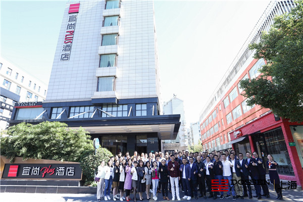 6 程新华与集团高管参观宜尚PLUS上海银亭路店.jpg
