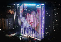 肖战生日，粉丝重金包下酒店巨型广告应援