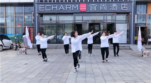 齐舞助威沈马.jpg