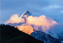 透过丁真，看他那些落入画中的“家乡”及格林酒店！