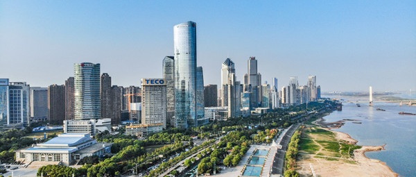 摄图网_501579265_wx_蓝天下的南昌赣江秋水广场（企业商用）.jpg