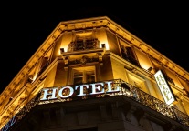 东方航空拟以1.17亿元转让东航大酒店100%股权