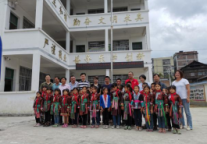 书香世家搭建“爱心桥梁”  捐赠学校图书馆 三次落成