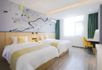 入住青皮树海南省海口市垦中路酒店，感受诗与远方的生活