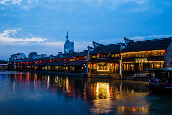 摄图网_500575129_banner_浙江嘉兴历史月河街夜景（企业商用） (1).jpg