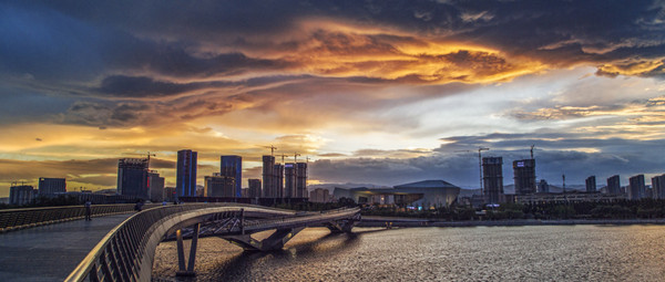 摄图网_500616331_wx_山西雨后城市中金色云彩下的桥（企业商用） (1).jpg