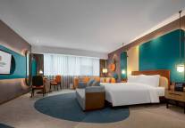 机器人带路、人脸识别开门、无接触开灯……丽呈旗下高端酒店打造智慧客房