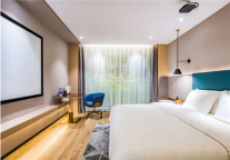 潮漫酒店在房健身和私人影院，为差旅人平衡工作与生活