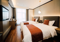 白城市洮北区火车站格雅酒店，在夏日碰撞美景无限