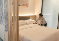 瑞贝庭公寓有爱：隔离不隔爱，两岸一家亲