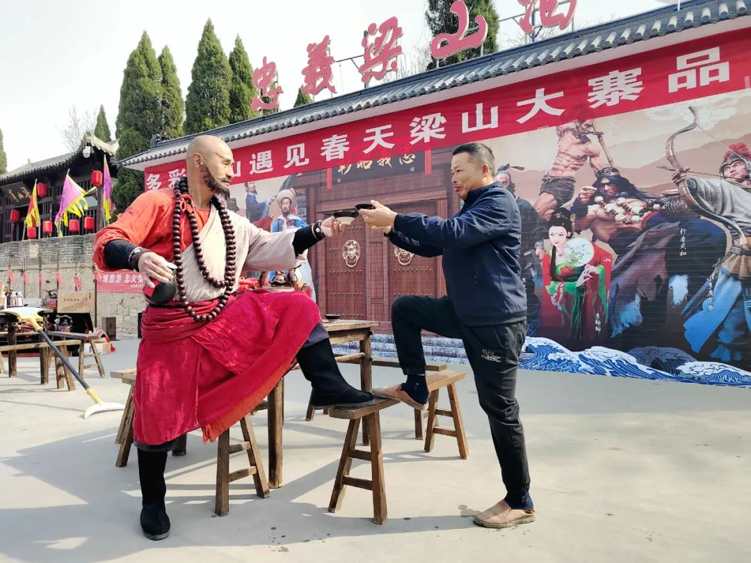 水泊梁山景区： 品美酒、做好汉，梁山大寨品酒会成功举办