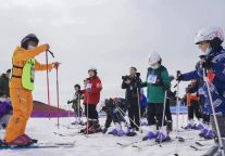 滑雪票预售开抢，来明月山冰雪世界尽情撒欢吧！