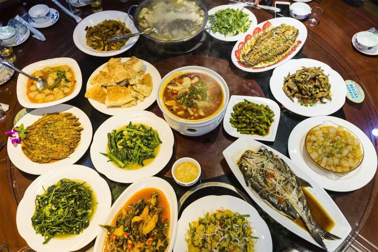 浙江开化传承600年古法养鱼，草鱼卖100块一斤，全鱼宴可做12道菜 - 知乎