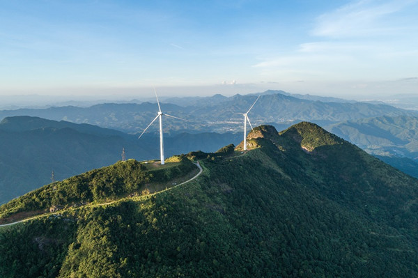 攝圖網_501658426_廣東河源缺牙山風力發電機(企業商用).jpg