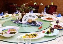 餐饮住宿两条腿走路，稳步走出疫情反扑营收低迷期