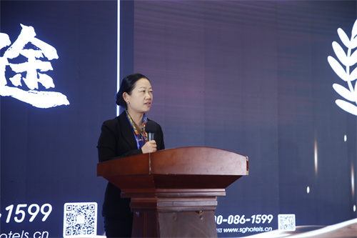 裁判长何丽萍教授.JPG